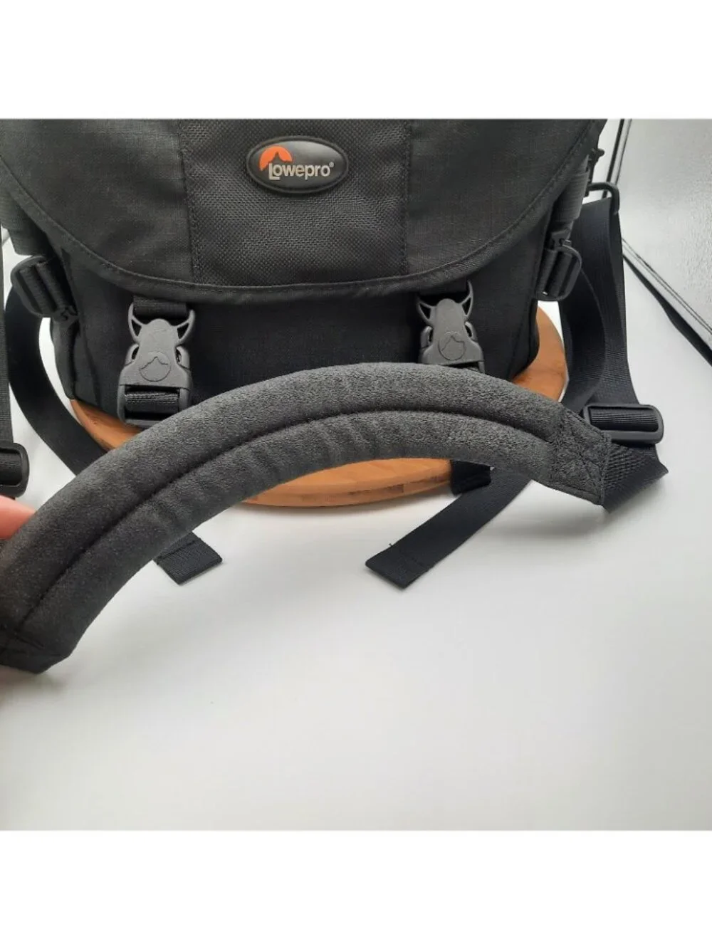 LowePro Steath Reporter 300 AW Camera Bag Black Shoulder Strap Carry Travel DSLR